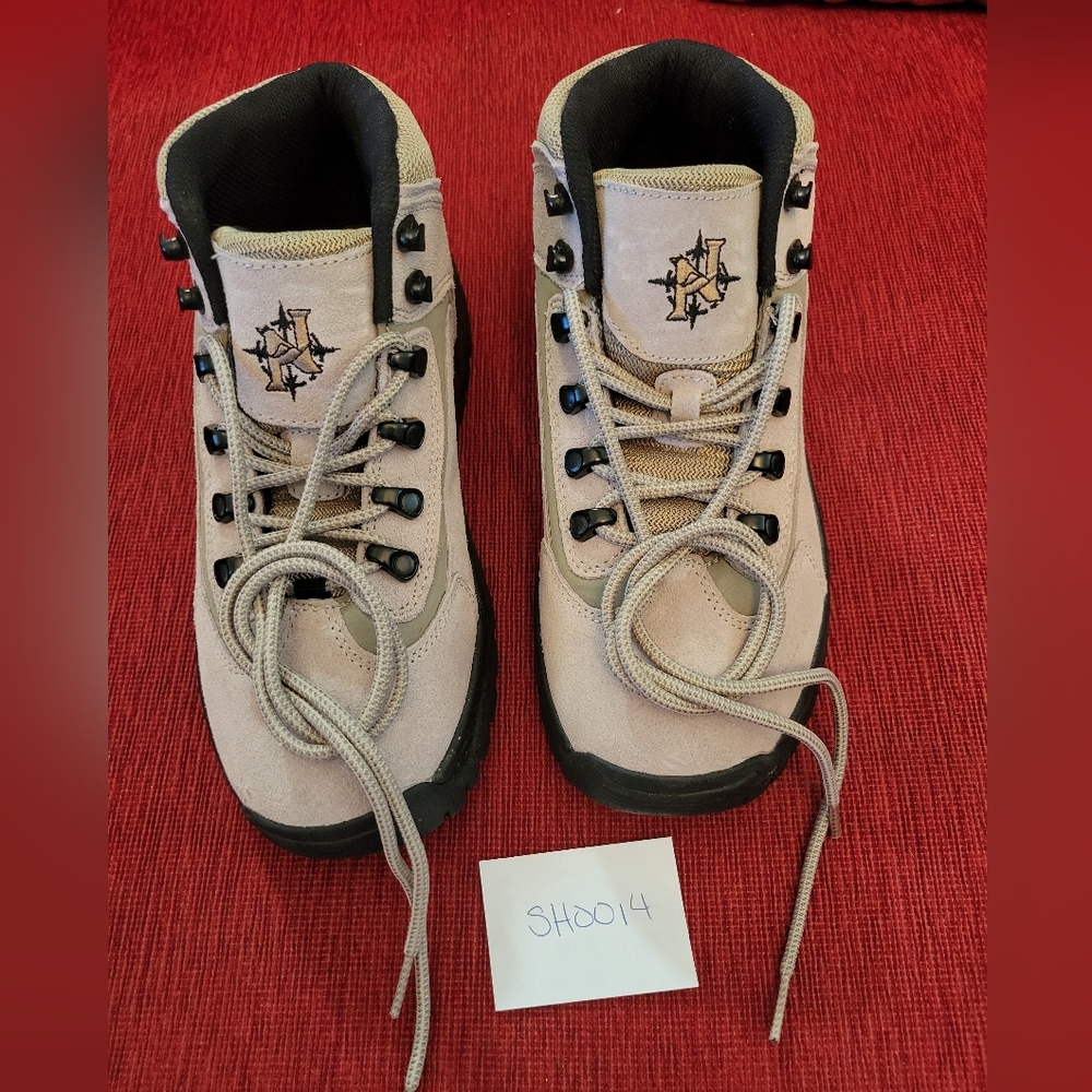 New Nevada hiking boots size 9.5, 40